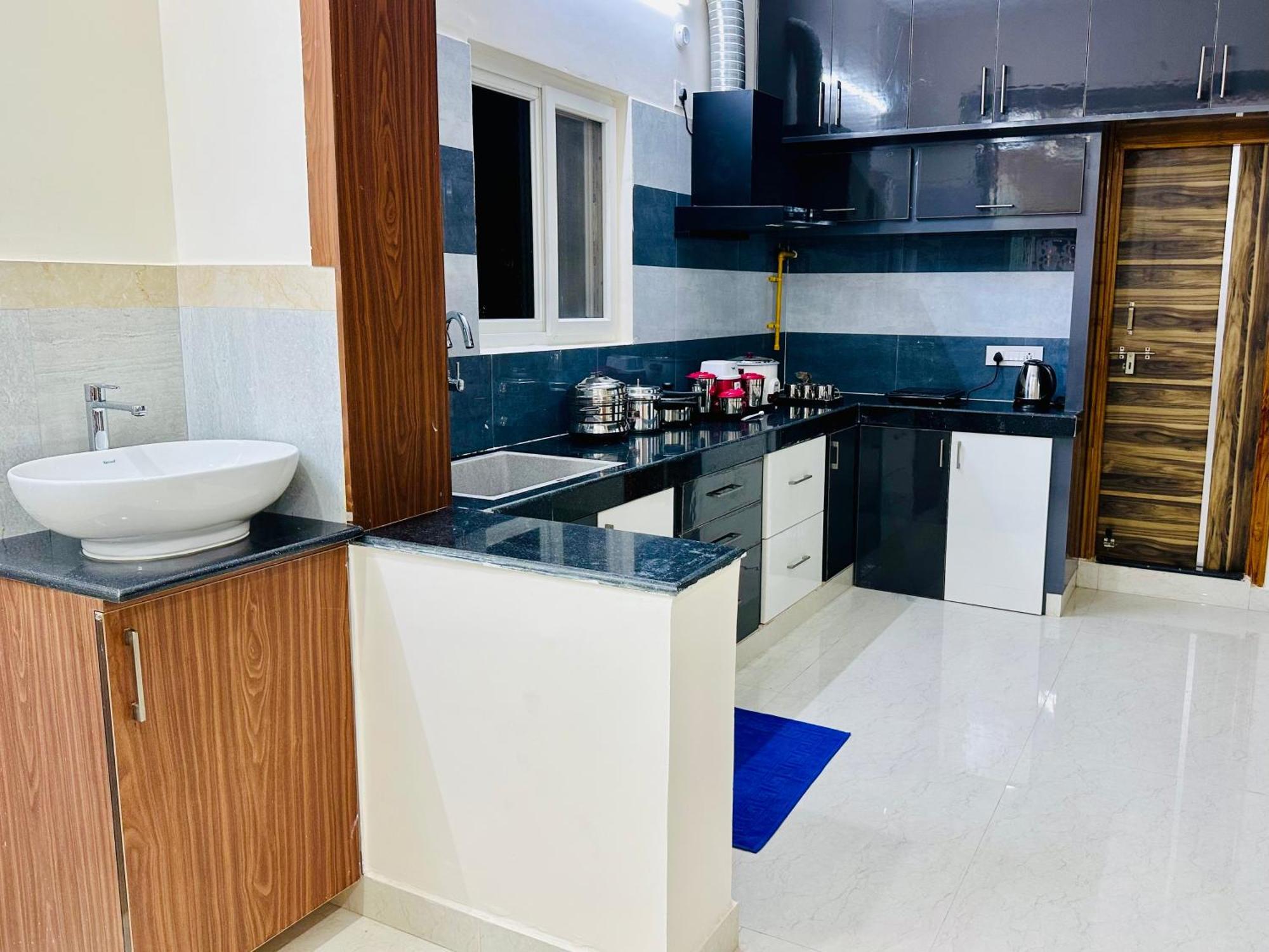 Truelife - 3Bhk Family Suites - Ps4 Pure Veg Restaurant On The Way To Balaji Temple - 2500 Sft Large Signature Apartment - Modular Kitchen - Super Fast Wifi, Smart Tv, 250 Jio Channels - Parking - Easy Access To All Temples - Top Service With Lots Of Tirupati Eksteriør bilde